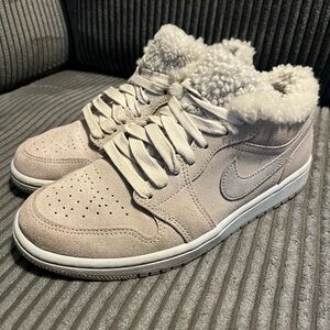 Air Jordan 1 Low SE Sherpa Fleece Grey